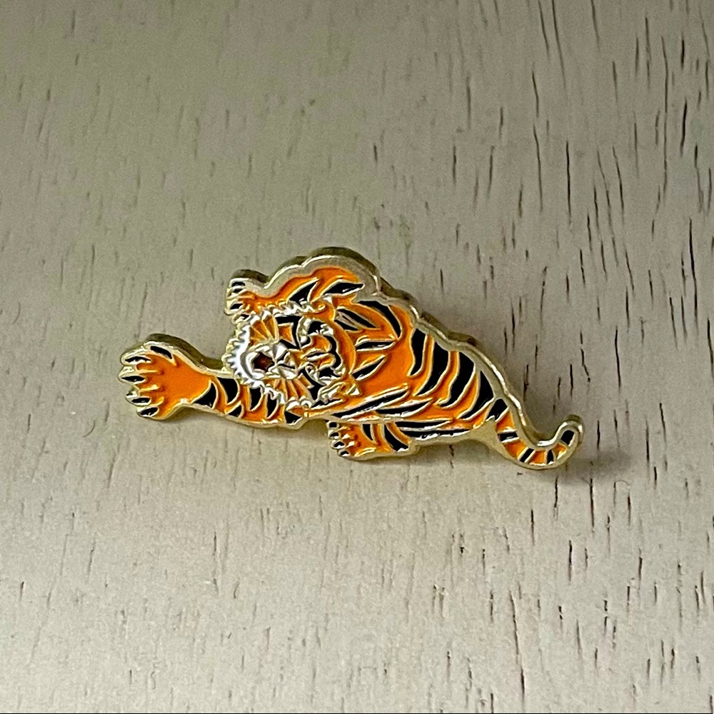 Tiger pin